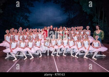 01.12.2018, Der größte Schwanensee der Welt mit dem Shanghai Ballett unter der Leitung von choreografin Derek Deane. Deutschland Premiere im Theater am Potsdamer Platz in Berlin. Am Presscall durften wir Bilder von der Leistung im Voraus zu nehmen, vor der Premiere auf der Bühne Spaziergänge in den Abend. Diese Produktion wird mehr als Leben bis zu dem Slogan "mit mehr Schwäne, als sie für "mit 48 Schwäne, statt der üblichen 16 bezahlen kann. Gruppenfoto mit den Tänzern als auch mit Annika Zimmermann, Henry Maske und Simone Thomalla. | Verwendung weltweit Stockfoto