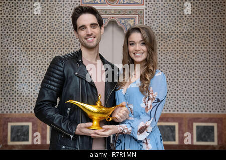 Stuttgart, Deutschland. 10 Dez, 2018. Philipp Büttner (Aladdin) und Nienke Schutzstahlblech (Prinzessin Jasmin), die Hauptakteure des Musical "Aladdin", halten Sie eine Stütze in den Händen in der Damaszenerhalle der Wilhelma Zoological-Botanical Garten, die eine magische Lampe zu vertreten. Das Musical "Aladdin" seine Premiere in Stuttgart haben am 21. März 2019. Credit: Marijan Murat/dpa/Alamy leben Nachrichten Stockfoto