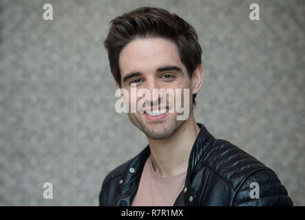 Stuttgart, Deutschland. 10 Dez, 2018. Philipp Büttner (Aladdin), Hauptdarsteller des Musicals "Aladdin", steht in der Damaszenerhalle der Wilhelma Zoological-Botanical Garten. Das Musical "Aladdin" seine Premiere in Stuttgart haben am 21. März 2019. Credit: Marijan Murat/dpa/Alamy leben Nachrichten Stockfoto