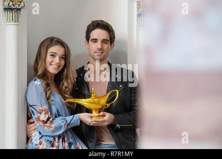 Stuttgart, Deutschland. 10 Dez, 2018. Philipp Büttner (Aladdin) und Nienke Schutzstahlblech (Prinzessin Jasmin), die Hauptakteure des Musical "Aladdin", halten Sie eine Stütze in den Händen in der Damaszenerhalle der Wilhelma Zoological-Botanical Garten, die eine magische Lampe zu vertreten. Das Musical "Aladdin" seine Premiere in Stuttgart haben am 21. März 2019. Credit: Marijan Murat/dpa/Alamy leben Nachrichten Stockfoto