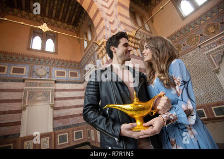 Stuttgart, Deutschland. 10 Dez, 2018. Philipp Büttner (Aladdin) und Nienke Schutzstahlblech (Prinzessin Jasmin), die Hauptakteure des Musical "Aladdin", halten Sie eine Stütze in den Händen in der Damaszenerhalle der Wilhelma Zoological-Botanical Garten, die eine magische Lampe zu vertreten. Das Musical "Aladdin" seine Premiere in Stuttgart haben am 21. März 2019. Credit: Marijan Murat/dpa/Alamy leben Nachrichten Stockfoto