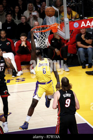 Los Angeles, Kalifornien, USA. 10 Dez, 2018. Los Angeles Lakers' Lance Stephenson (6) Dunks in einem NBA Basketball Spiel zwischen den Los Angeles Lakers und Miami Heat Montag, Dezember 10, 2018, in Los Angeles. LeBron James und Dwyane Wade trafen sich zum 31. Mal als Gegner in der Nacht zum Montag, als die Lakers die Hitze 108 à 105 an die Heftklammern Credit: Ringo Chiu/ZUMA Draht/Alamy Leben Nachrichten beat Stockfoto