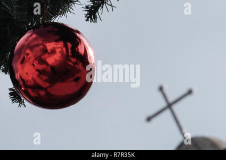 Fassouta, Israel. 10. Dezember, 2018. Weihnachtsdekoration schmücken die Strassen und Häuser von Fassouta. Ein Dorf und eine Gemeinde auf den nordwestlichen Hängen des Mount Meron im nördlichen Bezirk von Israel, Fassouta liegt nur 2 Km südlich von der libanesischen Grenze. Credit: Nir Alon/Alamy leben Nachrichten Stockfoto