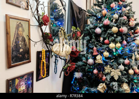 Fassouta, Israel. 10. Dezember, 2018. Weihnachten Dekorationen und christliche Symbole schmücken die Heimat von Rima Khouri in Fassouta. Ein Dorf und eine Gemeinde auf den nordwestlichen Hängen des Mount Meron im nördlichen Bezirk von Israel, Fassouta liegt nur 2 Km südlich von der libanesischen Grenze. Credit: Nir Alon/Alamy leben Nachrichten Stockfoto