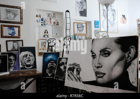 Fassouta, Israel. 10. Dezember, 2018. Weihnachten Dekorationen und christliche Symbole schmücken die Heimat von Rima Khouri in Fassouta. Ein Dorf und eine Gemeinde auf den nordwestlichen Hängen des Mount Meron im nördlichen Bezirk von Israel, Fassouta liegt nur 2 Km südlich von der libanesischen Grenze. Credit: Nir Alon/Alamy leben Nachrichten Stockfoto