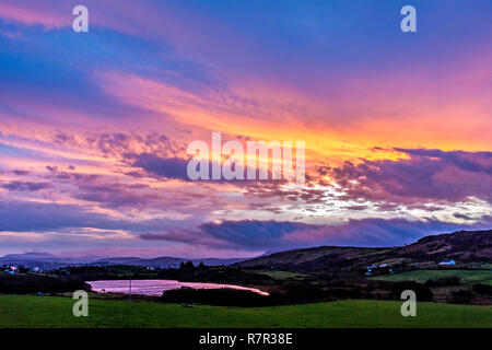 Ardara, County Donegal, Irland. 11. Dezember 2018. Die Sonne geht an einem kalten und windigen Tag auf der Nord-westlichen Küste. Credit: Richard Wayman/Alamy leben Nachrichten Stockfoto