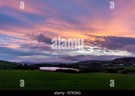 Ardara, County Donegal, Irland. 11. Dezember 2018. Die Sonne geht an einem kalten und windigen Tag auf der Nord-westlichen Küste. Credit: Richard Wayman/Alamy leben Nachrichten Stockfoto