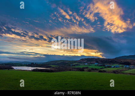 Ardara, County Donegal, Irland. 11. Dezember 2018. Die Sonne geht an einem kalten und windigen Tag auf der Nord-westlichen Küste. Credit: Richard Wayman/Alamy leben Nachrichten Stockfoto