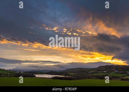 Ardara, County Donegal, Irland. 11. Dezember 2018. Die Sonne geht an einem kalten und windigen Tag auf der Nord-westlichen Küste. Credit: Richard Wayman/Alamy leben Nachrichten Stockfoto