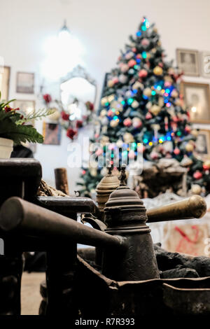 Fassouta, Israel. 10. Dezember, 2018. Weihnachten Dekorationen und christliche Symbole schmücken die Heimat von Rima Khouri in Fassouta. Ein Dorf und eine Gemeinde auf den nordwestlichen Hängen des Mount Meron im nördlichen Bezirk von Israel, Fassouta liegt nur 2 Km südlich von der libanesischen Grenze. Credit: Nir Alon/Alamy leben Nachrichten Stockfoto
