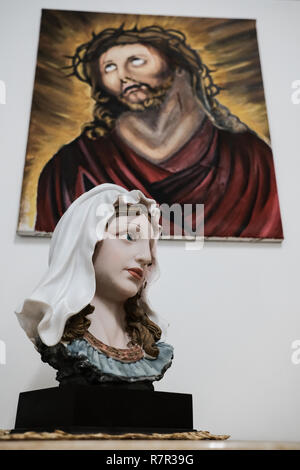 Fassouta, Israel. 10. Dezember, 2018. Weihnachten Dekorationen und christliche Symbole schmücken die Heimat von Rima Khouri in Fassouta. Ein Dorf und eine Gemeinde auf den nordwestlichen Hängen des Mount Meron im nördlichen Bezirk von Israel, Fassouta liegt nur 2 Km südlich von der libanesischen Grenze. Credit: Nir Alon/Alamy leben Nachrichten Stockfoto