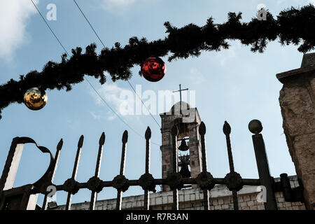 Fassouta, Israel. 10. Dezember, 2018. Weihnachtsdekoration schmücken die Strassen und Häuser von Fassouta. Ein Dorf und eine Gemeinde auf den nordwestlichen Hängen des Mount Meron im nördlichen Bezirk von Israel, Fassouta liegt nur 2 Km südlich von der libanesischen Grenze. Credit: Nir Alon/Alamy leben Nachrichten Stockfoto