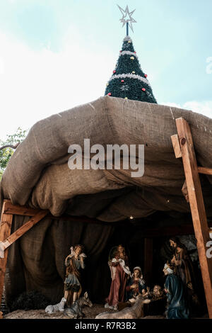 Fassouta, Israel. 10. Dezember, 2018. Weihnachtsdekoration schmücken die Strassen und Häuser von Fassouta. Ein Dorf und eine Gemeinde auf den nordwestlichen Hängen des Mount Meron im nördlichen Bezirk von Israel, Fassouta liegt nur 2 Km südlich von der libanesischen Grenze. Credit: Nir Alon/Alamy leben Nachrichten Stockfoto