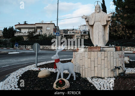 Fassouta, Israel. 10. Dezember, 2018. Eine Statue von Mar Elias, Saint Elia, der Prophet Eliyahu, dem Schutzpatron des Dorfes, ist für Weihnachten in Fassouta eingerichtet. Ein Dorf und eine Gemeinde auf den nordwestlichen Hängen des Mount Meron im nördlichen Bezirk von Israel, Fassouta liegt nur 2 Km südlich von der libanesischen Grenze. Credit: Nir Alon/Alamy leben Nachrichten Stockfoto