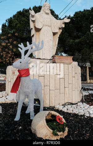 Fassouta, Israel. 10. Dezember, 2018. Eine Statue von Mar Elias, Saint Elia, der Prophet Eliyahu, dem Schutzpatron des Dorfes, ist für Weihnachten in Fassouta eingerichtet. Ein Dorf und eine Gemeinde auf den nordwestlichen Hängen des Mount Meron im nördlichen Bezirk von Israel, Fassouta liegt nur 2 Km südlich von der libanesischen Grenze. Credit: Nir Alon/Alamy leben Nachrichten Stockfoto