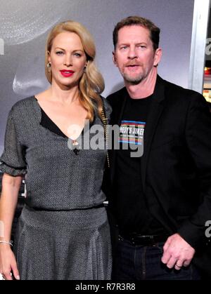 Westwood, Kalifornien, USA. 10. Dez 2018. Schauspielerin Alison Eastwood und Ehemann Bildhauer Stacy Poitras besuchen die Weltpremiere von Warner Bros. Pictures' "Maultier" am 10. Dezember 2018 im Regency Dorf Theater in Westwood, Kalifornien. Foto von Barry King/Alamy leben Nachrichten Stockfoto