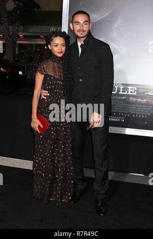 Adelfa Marr, Manny Montana in der Ankunftshalle für das MAULTIER Premiere, Regency Dorf Theater - Westwood, Los Angeles, CA 10. Dezember 2018. Foto von: Priscilla Grant/Everett Collection Stockfoto