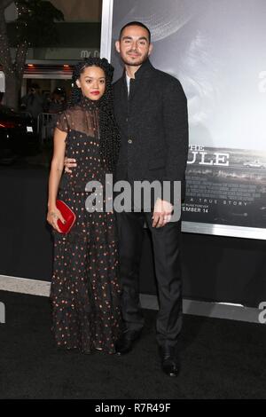 Adelfa Marr, Manny Montana in der Ankunftshalle für das MAULTIER Premiere, Regency Dorf Theater - Westwood, Los Angeles, CA 10. Dezember 2018. Foto von: Priscilla Grant/Everett Collection Stockfoto