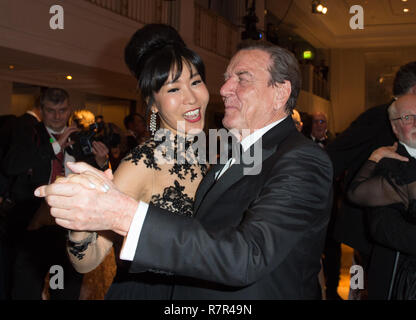 Bundeskanzler Gerhard Schroeder und Frau Kim So-Yeon tanzen. 67. Bund drücken Sie die Kugel im Hotel Adlon in Berlin, Deutschland am 23.11.2018. | Verwendung weltweit Stockfoto