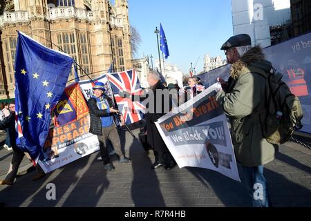 London, Großbritannien. 11. Dez 2018. Und pro-brexit Anti-Brexit Demonstranten, Steve Bray, Mitte links, Anti Brexit Demonstrant und Gründer von sodem, Westminster, London Quelle: Finnbarr Webster/Alamy leben Nachrichten Stockfoto