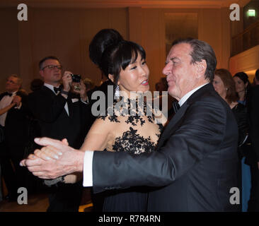 Bundeskanzler Gerhard Schroeder und Frau Kim So-Yeon tanzen. 67. Bund drücken Sie die Kugel im Hotel Adlon in Berlin, Deutschland am 23.11.2018. | Verwendung weltweit Stockfoto