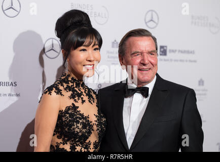 Bundeskanzler Schroeder hat mit seiner Frau Kim So-Yeon. 67. Bund drücken Sie die Kugel im Hotel Adlon in Berlin, Deutschland am 23.11.2018. | Verwendung weltweit Stockfoto