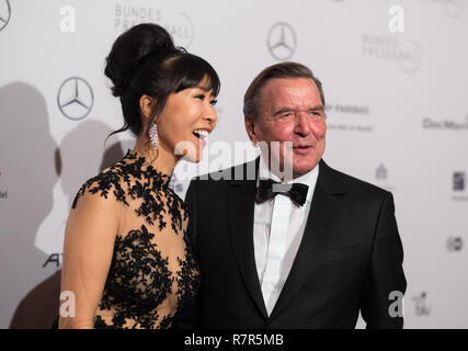 Bundeskanzler Gerhard Schröder mit seiner Frau Kim So-Yeon 67th Bund drücken Sie die Kugel im Hotel Adlon in Berlin, Deutschland am 23.11.2018. | Verwendung weltweit Stockfoto