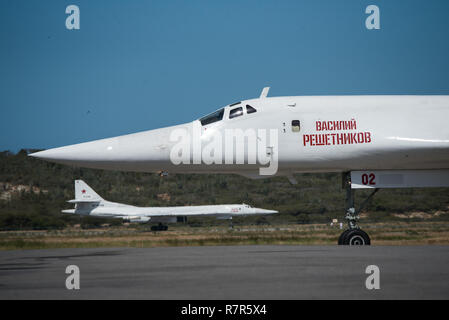 Caracas, Venezuela. 10. Dez 2018. Zwei Flugzeuge der Tupolew 160 der russischen Luftwaffe Ankommen am Flughafen Maiquetía, nördlich von Caracas, in gemeinsamen Manövern mit Streitkräfte Venezuelas zu beteiligen. Credit: Marcos Salgado/Alamy leben Nachrichten Stockfoto