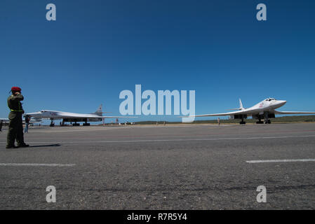 Caracas, Venezuela. 10. Dez 2018. Zwei Flugzeuge Tupolew 160 der russischen Luftwaffe Ankommen am Flughafen Maiquetía, nördlich von Caracas, in gemeinsamen Manövern mit Streitkräfte Venezuelas zu beteiligen. Credit: Marcos Salgado/Alamy leben Nachrichten Stockfoto