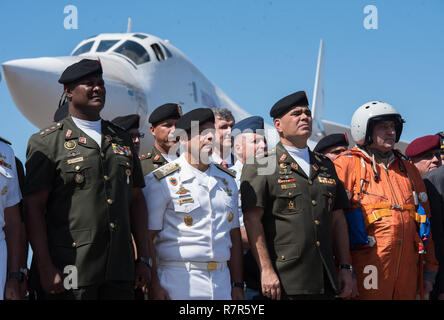 Caracas, Venezuela. 10. Dez 2018. Venezolanische Militär Behörden erhalten die Piloten von zwei Tupolew 160 Flugzeuge der russischen Luftwaffe, die in Venezuela angekommen in gemeinsame militärische Manöver zu beteiligen. Credit: Marcos Salgado/Alamy leben Nachrichten Stockfoto