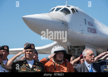 Caracas, Venezuela. 10. Dez 2018. Venezolanische Militär Behörden erhalten die Piloten von zwei Tuploev 160 Flugzeuge der russischen Luftwaffe, die in Venezuela angekommen in gemeinsame militärische Manöver zu beteiligen. Credit: Marcos Salgado/Alamy leben Nachrichten Stockfoto