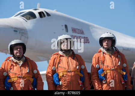 Caracas, Venezuela. 10. Dez 2018. Venezolanische Militär Behörden erhalten die Piloten von zwei Tuploev 160 Flugzeuge der russischen Luftwaffe, die in Venezuela angekommen in gemeinsame militärische Manöver zu beteiligen. Credit: Marcos Salgado/Alamy leben Nachrichten Stockfoto