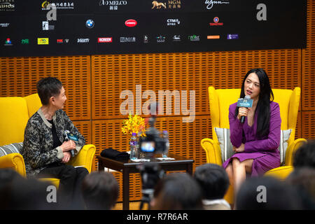 Sie Nansum und Yao Chen in einem Podium Rede auf dem 3. Internationalen Film Festivals & Auszeichnungen Macau in Macau Cultural Center. Macau, 10.12.2018 | Verwendung weltweit Stockfoto