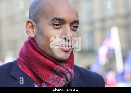 Westminster, London, UK, 11. Dez 2018. Chuka Umunna, MP für Streatham, auf College Green für Interviews in Westminster. Credit: Imageplotter Nachrichten und Sport/Alamy leben Nachrichten Stockfoto