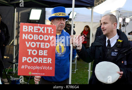 London, 11. Dezember 2018. Pro- und Ant-Brexit Proteste gewinnen viel größeren Zahlen und lauter Stimme als üblich in Westminster nach der Kündigung des heutigen Brexit stimmen. Steve Bray von sodem (der Mann im Hintergrund) erhält eine kurze Gelegenheit, seine Pole bei der BBC vor von College Green von der Polizei ausgeworfen wird. Credit: PjrFoto/Alamy leben Nachrichten Stockfoto