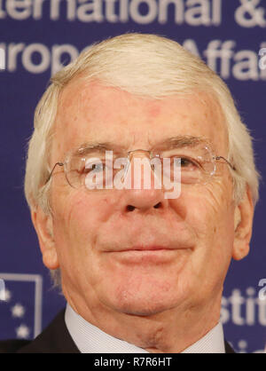 11/12/2018 John Major in Dublin. Die Rt Hon Sir John Major KG CH, ehemaliger Premierminister des Vereinigten Königreichs 1990-1997 Bei einer Grundsatzrede, das Vereinigte Königreich und Irland in eine neue Welt, anlässlich des 25. Jahrestages der Downing-Street-Erklärung. Er sprach auch über die Brexit Krise. Während seiner Rede forderte er die britische Regierung Artikel 50 mit sofortiger Wirkung zu widerrufen. Foto: Lea Farrell/RollingNews.ie Stockfoto