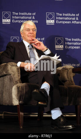 11/12/2018 John Major in Dublin. Die Rt Hon Sir John Major KG CH, ehemaliger Premierminister des Vereinigten Königreichs 1990-1997 Bei einer Grundsatzrede, das Vereinigte Königreich und Irland in eine neue Welt, anlässlich des 25. Jahrestages der Downing-Street-Erklärung. Er sprach auch über die Brexit Krise. Während seiner Rede forderte er die britische Regierung Artikel 50 mit sofortiger Wirkung zu widerrufen. Foto: Lea Farrell/RollingNews.ie Stockfoto