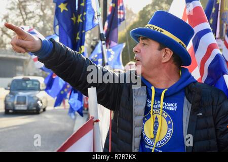 11. Dezember, 2018. Steve Bray, führenden bleiben Demonstrant taunts Brexit Unterstützer, an dem Tag, an dem nach dem Sinn volle Abstimmung festgelegt worden war. Die Abstimmung hat nun verschoben worden. Houses of Parliament, London.UK Credit: michael Melia/Alamy leben Nachrichten Stockfoto