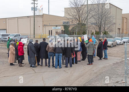 Detroit, Michigan, USA - 10. Dezember 2018 - Aktivisten bestreikten ein US-Ökologie gefährliche Abfälle Entsorgung Werk in Detroit. Sie protestierten Rechnungen in Michigan's lahme Ente Legislaturperiode das wäre das Ausmaß der radioaktiven Abfälle in Deponien fracking erlaubt erhöhen. Sie befürchten, dass es auch um die Verarbeitung radioaktiver Abfälle auf der US-Ökologie Anlage in einem einkommensschwachen Detroit Nachbarschaft führen. Quelle: Jim West/Alamy leben Nachrichten Stockfoto