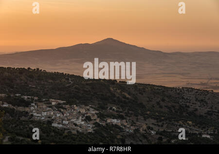 Hügel in der Nähe von Meknes und Fes. Sunset Landschaft. Marokko Stockfoto