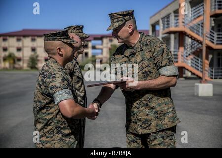 Generalmajor Daniel O'Donohue, Kommandierender General der 1. Marine Division, präsentiert das Marine Corps Motor Transport Wartungseinheit des Jahres Auszeichnung Marines mit Hauptsitz und Service Unternehmen, 1. Light Armored Reconnaissance Bataillon des Marine Corps Base Camp Pendleton, Calif., Jan. 28, 2017. Dies ist die herausragende Einheit in der Marine Corps Motor Transport Wartung Feld, besitzt eine beispielhafte Geschichte des sicheren Wartung des Fahrzeugs in beiden Garnison und Bekämpfung ausgezeichnet. Stockfoto