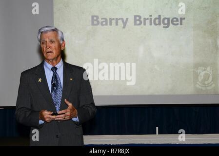 Pensionierter Oberstleutnant Barry Bridger, ein Überlebender des "Hanoi Hilton" Gefangenenlager in Vietnam, spricht mit dem Publikum über seine Erfahrungen als Kriegsgefangener für sechs Jahre während der Chief Anerkennung Zeremonie März 25, 2017, bei Fairchild Air Force Base, Washington. Bridger war unten über Son Tay, North Vietnam erschossen, durch eine Boden-Luft-rakete und wurde von den Nordvietnamesen erfasst. Stockfoto