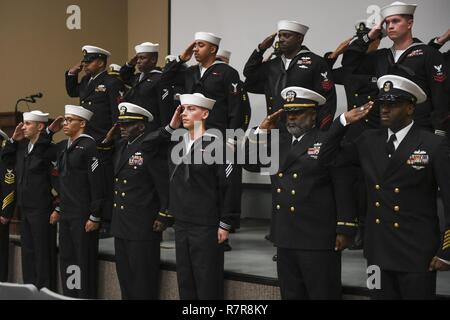 JACKSONVILLE, Fla. (Mar. 27, 2017) Segler aus verschiedenen Befehle rendern Ehren pensionierte Fleet Master Chief April Beldo, bevor Sie zum Matrosen über Women's History Month sprach bei Flott Training Gruppe an Bord Naval Station Mayport. Stockfoto
