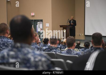 JACKSONVILLE, Fla. (Mar. 27, 2017) pensionierte Fleet Master Chief April Beldo spricht mit Seglern aus verschiedenen Befehle über Women's History Month an Flott Training Gruppe an Bord Naval Station Mayport. Stockfoto
