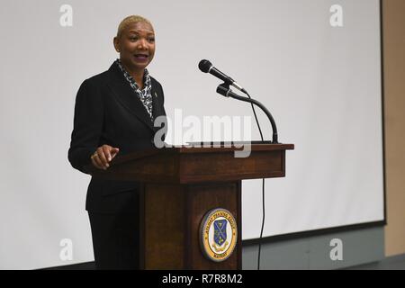 JACKSONVILLE, Fla. (Mar. 27, 2017) pensionierte Fleet Master Chief April Beldo spricht mit Seglern aus verschiedenen Befehle über Women's History Month an Flott Training Gruppe an Bord Naval Station Mayport. Stockfoto