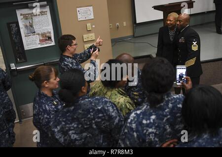 JACKSONVILLE, Fla. (Mar. 27, 2017) pensionierte Fleet Master Chief April Beldo wirft mit Senior Chief Information Systems Techniker Wymon Bonner nach dem Gespräch mit Seglern aus verschiedenen Befehle über Women's History Month an Flott Training Gruppe an Bord Naval Station Mayport. Stockfoto