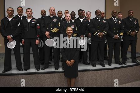 JACKSONVILLE, Fla. (Mar. 27, 2017) pensionierte Fleet Master Chief April Beldo wirft mit Seglern aus verschiedenen Befehle nach dem Gespräch mit Segler über Women's History Month an Flott Training Gruppe an Bord Naval Station Mayport. Stockfoto