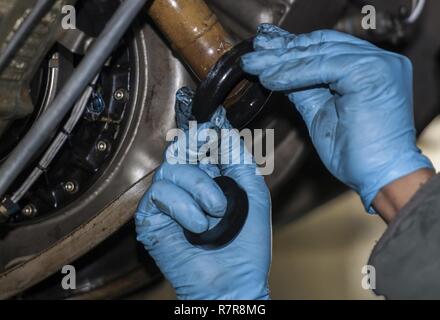 Eine Phase Handwerker mit der 5 Maintenance Squadron Orte eine Dichtung auf einen Motor Getriebe am Minot Air Force Base, N.D., 23. März 2017. Diese Betreuer garantieren Minot AFB B-52 H Stratofortresses bereit sind, jederzeit zu fliegen. Stockfoto