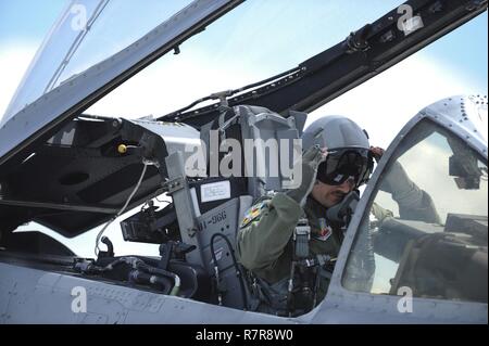 Us-Luftwaffe Kapitän Tschad Rudolph, 357 Fighter Squadron und A-10 West Heritage Flight Team Pilot, zieht sich seine Brille vor dem Start während der Los Angeles County Air Show in Lancaster, Kalifornien, USA, 25. März 2017. Dies ist das Team der erste Air Show Performance nach fast fünf Jahren der Auflösung. Stockfoto