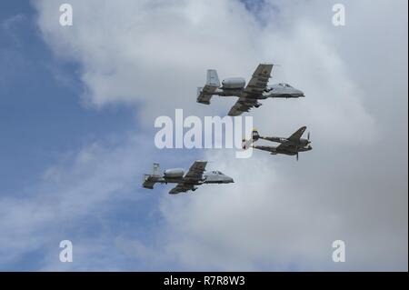 Zwei US Air Force C A-10 Thunderbolt IIs, zu der 354 Fighter Squadron zugewiesen und ein Teil des A-10 West Heritage Flight Team und einem P-38 Lightning fliegen in Formation während des Los Angeles County Air Show in Lancaster, Kalifornien, USA, 25. März 2017. Dies ist das Team der erste Air Show Performance nach fast fünf Jahren der Auflösung. Stockfoto